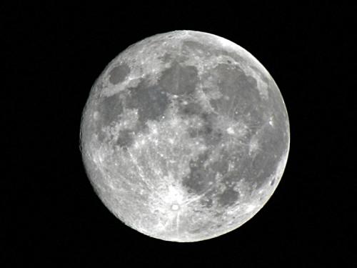 Чому не можна дивитися на місяць? Яку загрозу таїть в собі місячне світло?