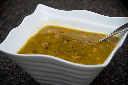 Гороховий суп з куркою і пасерованими овочами