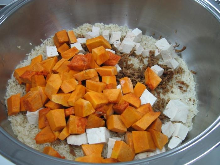 Готуємо смачно і різноманітно: як спекти морквяний пиріг в мультиварці