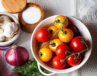 Приготування помідор з петрушкою і цибулею. прості рецепти